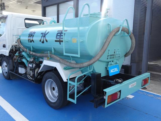 　散水車　サブエンジン式　最大積載２ｔ　車両総重量４８７５ｋｇ　極東開発　ＬＨ０２－３０Ｒ　前方圧力散水・後方重力散水　積載２０００Ｌ　５ＭＴ・３ペダル　一時抹消中　吸水／散水作動確認済み(17枚目)