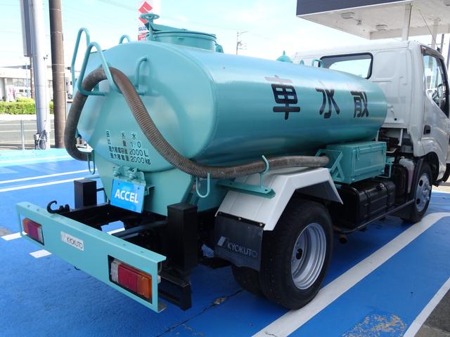 　散水車　サブエンジン式　最大積載２ｔ　車両総重量４８７５ｋｇ　極東開発　ＬＨ０２－３０Ｒ　前方圧力散水・後方重力散水　積載２０００Ｌ　５ＭＴ・３ペダル　一時抹消中　吸水／散水作動確認済み(19枚目)