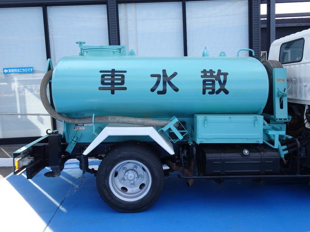 　散水車　サブエンジン式　最大積載２ｔ　車両総重量４８７５ｋｇ　極東開発　ＬＨ０２－３０Ｒ　前方圧力散水・後方重力散水　積載２０００Ｌ　５ＭＴ・３ペダル　一時抹消中　吸水／散水作動確認済み(23枚目)