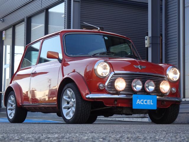 ＭＩＮＩ クーパー　スポーツパックリミテッド　スポーツパックＬＴＤ　ＡＴ車　ディーラー車　純正カラー／ボルケーノオレンジ　純正オーバーフェンダー　ＡＷ　黒革シート　ＲＯＶＥＲ　ＭＩＮＩ　型式Ｅ－ＸＮ１２Ａ（5枚目）