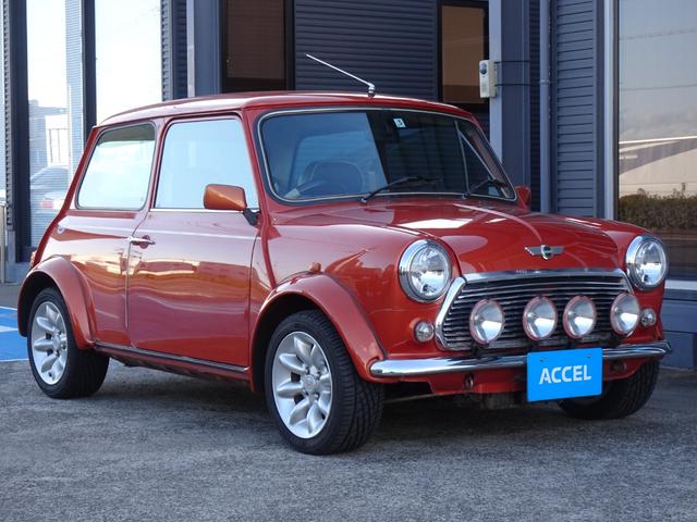 ＭＩＮＩ クーパー　スポーツパックリミテッド　スポーツパックＬＴＤ　ＡＴ車　ディーラー車　純正カラー／ボルケーノオレンジ　純正オーバーフェンダー　ＡＷ　黒革シート　ＲＯＶＥＲ　ＭＩＮＩ　型式Ｅ－ＸＮ１２Ａ（12枚目）