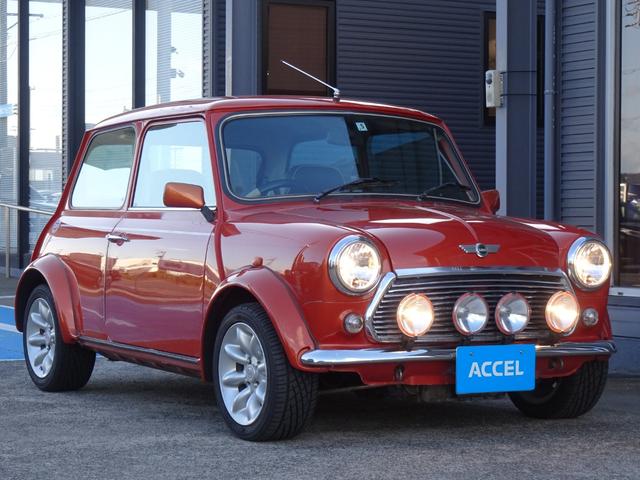 ＭＩＮＩ クーパー　スポーツパックリミテッド　スポーツパックＬＴＤ　ＡＴ車　ディーラー車　純正カラー／ボルケーノオレンジ　純正オーバーフェンダー　ＡＷ　黒革シート　ＲＯＶＥＲ　ＭＩＮＩ　型式Ｅ－ＸＮ１２Ａ（13枚目）