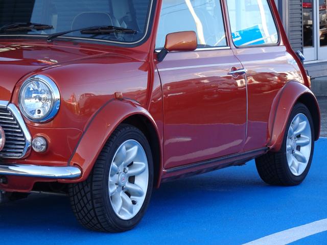 ＭＩＮＩ クーパー　スポーツパックリミテッド　スポーツパックＬＴＤ　ＡＴ車　ディーラー車　純正カラー／ボルケーノオレンジ　純正オーバーフェンダー　ＡＷ　黒革シート　ＲＯＶＥＲ　ＭＩＮＩ　型式Ｅ－ＸＮ１２Ａ（17枚目）