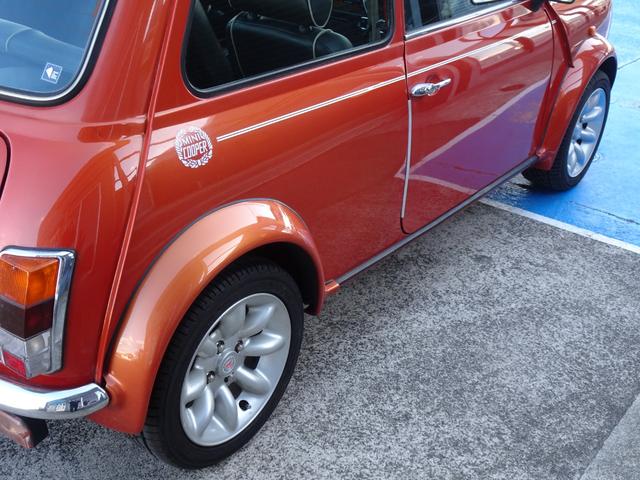 ＭＩＮＩ クーパー　スポーツパックリミテッド　スポーツパックＬＴＤ　ＡＴ車　ディーラー車　純正カラー／ボルケーノオレンジ　純正オーバーフェンダー　ＡＷ　黒革シート　ＲＯＶＥＲ　ＭＩＮＩ　型式Ｅ－ＸＮ１２Ａ（21枚目）