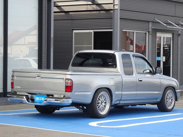 ハイラックススポーツピック エクストラキャブ　ＲＺＮ１５２Ｈ　２ＷＤ　ＡＴ車　１ナンバー　４人乗り　１ＲＺエンジン　ガソリン車　タイミングチェーン　積載２５０ｋｇ　ローダウン　ＢＢＳ１８インチＡＷ　トノカバー　社外ナビ地デジＴＶ　ＮＯｘ・ＰＭ適合（10枚目）