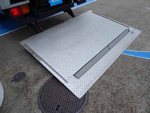 フォワード 　積載３ｔ　アルミブロック　５方開　パワーゲート　荷台鉄床　荷台長さ６２０Ｘ幅２１６Ｘ高５８　６ＭＴ　車両総重量７９９０ｋｇ　ベッド付き　ＮＯｘ・ＰＭ適合車　平／平ボディ／平ボデー　ＰＡ－ＦＲＲ３４Ｌ４（22枚目）