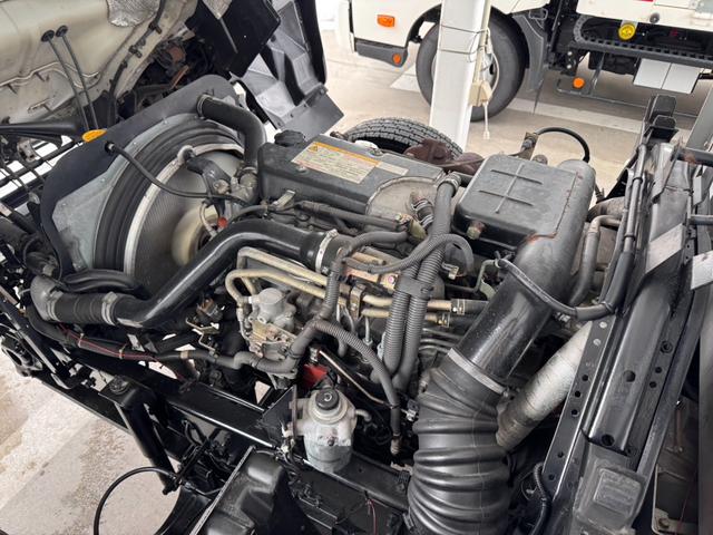 フォワード 　積載３ｔ　アルミブロック　５方開　パワーゲート　荷台鉄床　荷台長さ６２０Ｘ幅２１６Ｘ高５８　６ＭＴ　車両総重量７９９０ｋｇ　ベッド付き　ＮＯｘ・ＰＭ適合車　平／平ボディ／平ボデー　ＰＡ－ＦＲＲ３４Ｌ４（48枚目）