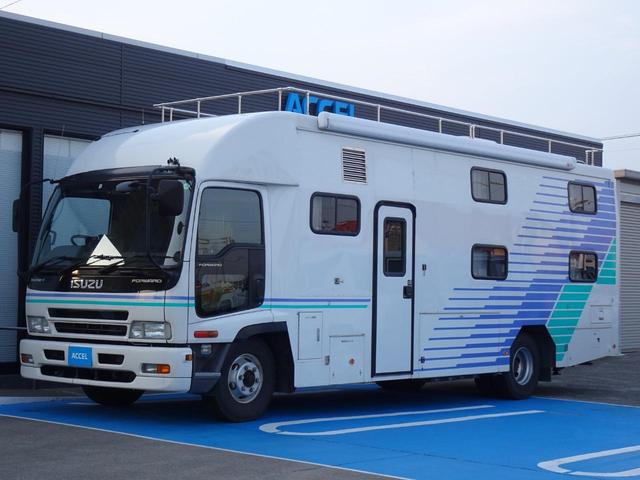 フォワード 　キャンピング車登録　８ナンバー　ウォークスルー　スムーサーシフト　２ＷＤ　ガソリン発電機２台搭載　４点アウトリガー　ソファーベット付き　ＮＯｘ・ＰＭ適合　実走行　キャンピングカー　ＧＶＷ８ｔ未満（6枚目）