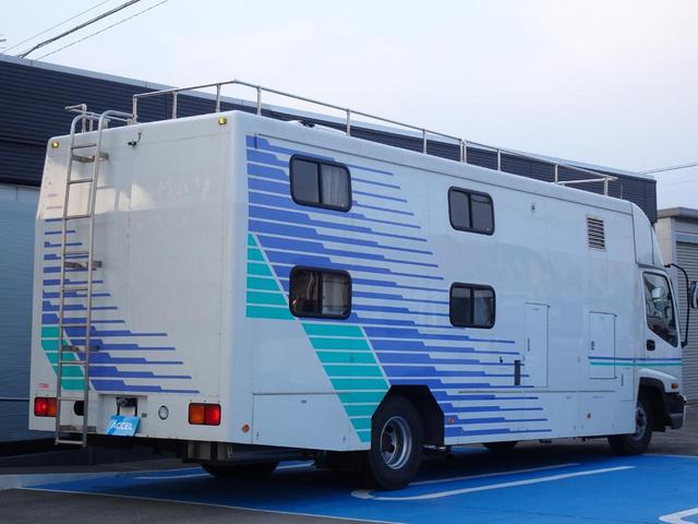 フォワード 　キャンピング車登録　８ナンバー　ウォークスルー　スムーサーシフト　２ＷＤ　ガソリン発電機２台搭載　４点アウトリガー　ソファーベット付き　ＮＯｘ・ＰＭ適合　実走行　キャンピングカー　ＧＶＷ８ｔ未満（10枚目）