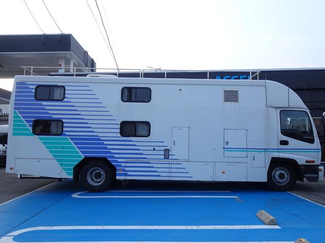 フォワード 　キャンピング車登録　８ナンバー　ウォークスルー　スムーサーシフト　２ＷＤ　ガソリン発電機２台搭載　４点アウトリガー　ソファーベット付き　ＮＯｘ・ＰＭ適合　実走行　キャンピングカー　ＧＶＷ８ｔ未満（11枚目）