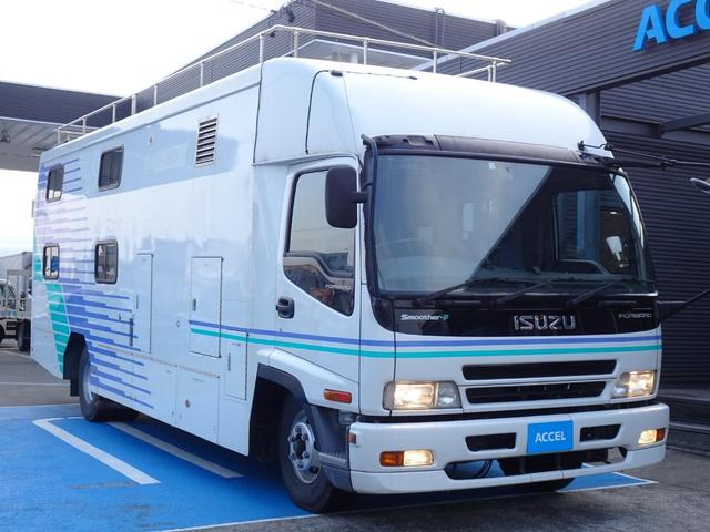 フォワード 　キャンピング車登録　８ナンバー　ウォークスルー　スムーサーシフト　２ＷＤ　ガソリン発電機２台搭載　４点アウトリガー　ソファーベット付き　ＮＯｘ・ＰＭ適合　実走行　キャンピングカー　ＧＶＷ８ｔ未満（12枚目）