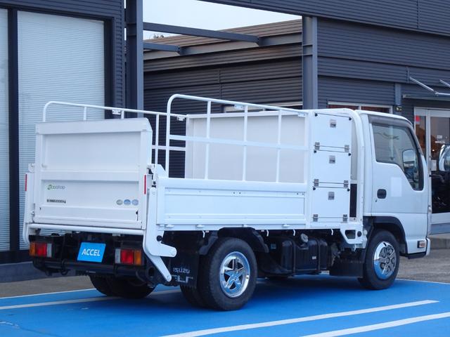 エルフトラック 　積載２ｔ　平ボディ　３人乗り　４ナンバー　５ＭＴ　極東パワーゲート能力６００ｋｇ　荷台左右貫通工具箱　荷台長さ２１１Ｘ幅１６２　平／平ボデー　高あおり　荷台収納　ＮＯｘ・ＰＭ適合（11枚目）