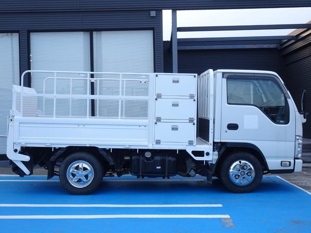 エルフトラック 　積載２ｔ　平ボディ　３人乗り　４ナンバー　５ＭＴ　極東パワーゲート能力６００ｋｇ　荷台左右貫通工具箱　荷台長さ２１１Ｘ幅１６２　平／平ボデー　高あおり　荷台収納　ＮＯｘ・ＰＭ適合（12枚目）
