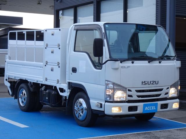 エルフトラック 　積載２ｔ　平ボディ　３人乗り　４ナンバー　５ＭＴ　極東パワーゲート能力６００ｋｇ　荷台左右貫通工具箱　荷台長さ２１１Ｘ幅１６２　平／平ボデー　高あおり　荷台収納　ＮＯｘ・ＰＭ適合（13枚目）