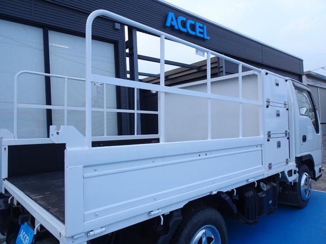 エルフトラック 　積載２ｔ　平ボディ　３人乗り　４ナンバー　５ＭＴ　極東パワーゲート能力６００ｋｇ　荷台左右貫通工具箱　荷台長さ２１１Ｘ幅１６２　平／平ボデー　高あおり　荷台収納　ＮＯｘ・ＰＭ適合（15枚目）