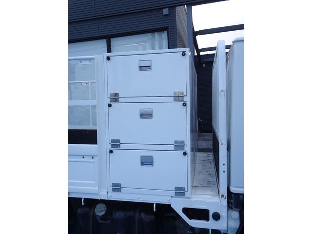 エルフトラック 　積載２ｔ　平ボディ　３人乗り　４ナンバー　５ＭＴ　極東パワーゲート能力６００ｋｇ　荷台左右貫通工具箱　荷台長さ２１１Ｘ幅１６２　平／平ボデー　高あおり　荷台収納　ＮＯｘ・ＰＭ適合（16枚目）
