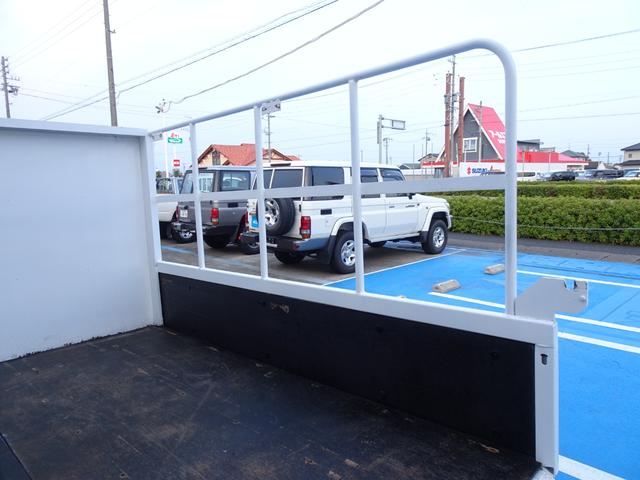 エルフトラック 　積載２ｔ　平ボディ　３人乗り　４ナンバー　５ＭＴ　極東パワーゲート能力６００ｋｇ　荷台左右貫通工具箱　荷台長さ２１１Ｘ幅１６２　平／平ボデー　高あおり　荷台収納　ＮＯｘ・ＰＭ適合（29枚目）