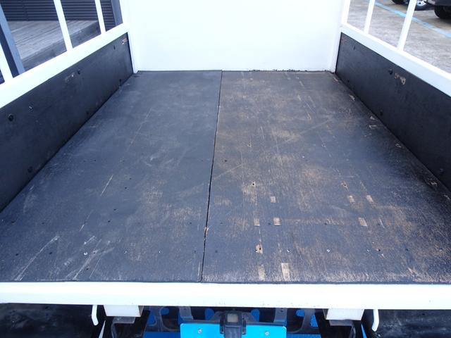 エルフトラック 　積載２ｔ　平ボディ　３人乗り　４ナンバー　５ＭＴ　極東パワーゲート能力６００ｋｇ　荷台左右貫通工具箱　荷台長さ２１１Ｘ幅１６２　平／平ボデー　高あおり　荷台収納　ＮＯｘ・ＰＭ適合（31枚目）