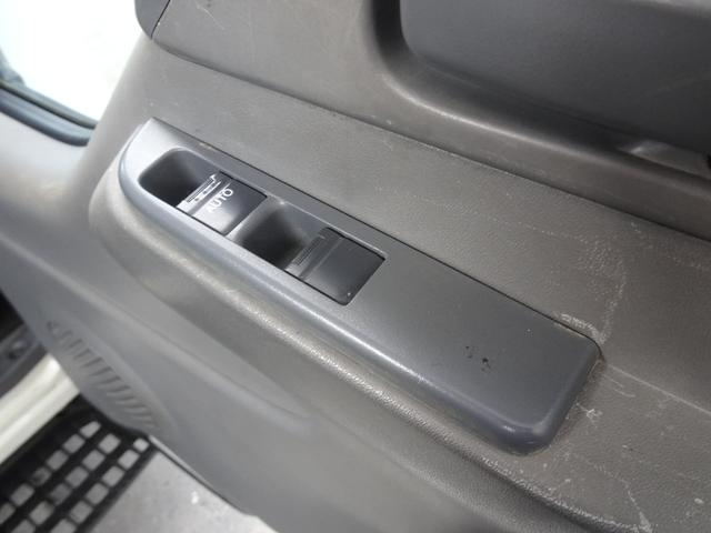 エルフトラック 　積載２ｔ　平ボディ　３人乗り　４ナンバー　５ＭＴ　極東パワーゲート能力６００ｋｇ　荷台左右貫通工具箱　荷台長さ２１１Ｘ幅１６２　平／平ボデー　高あおり　荷台収納　ＮＯｘ・ＰＭ適合（36枚目）