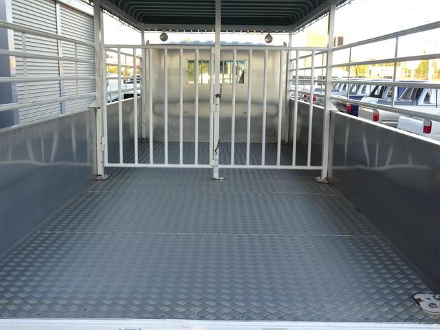 ファイター 　家畜運搬車　積載３５５０ｋｇ　荷台寸法長さ５６２幅２１０高さ１７７　６ＭＴ　原動機６Ｍ６１　ディーゼル　２１０馬力　１ナンバー　ＮＯｘ・ＰＭ適合車（24枚目）