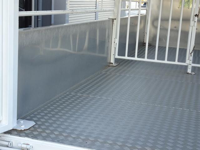 ファイター 　家畜運搬車　積載３５５０ｋｇ　荷台寸法長さ５６２幅２１０高さ１７７　６ＭＴ　原動機６Ｍ６１　ディーゼル　２１０馬力　１ナンバー　ＮＯｘ・ＰＭ適合車（26枚目）