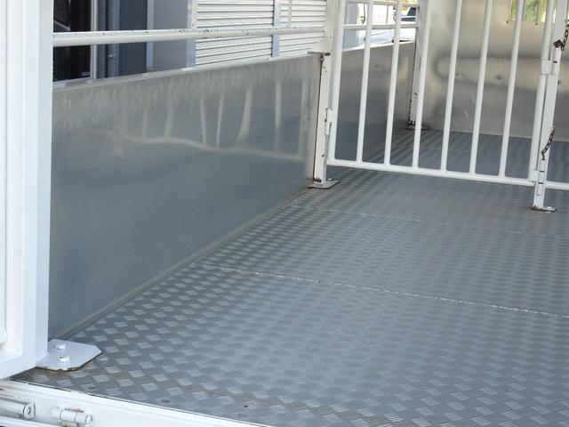 ファイター 　家畜運搬車　積載３５５０ｋｇ　荷台寸法長さ５６２幅２１０高さ１７７　６ＭＴ　原動機６Ｍ６１　ディーゼル　２１０馬力　１ナンバー　ＮＯｘ・ＰＭ適合車（27枚目）