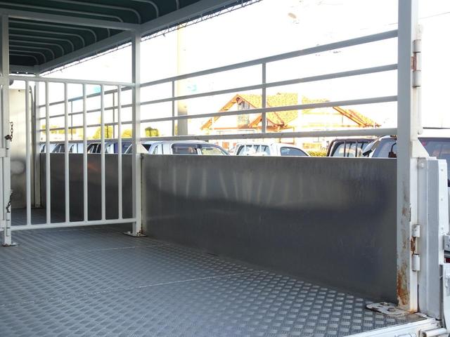 ファイター 　家畜運搬車　積載３５５０ｋｇ　荷台寸法長さ５６２幅２１０高さ１７７　６ＭＴ　原動機６Ｍ６１　ディーゼル　２１０馬力　１ナンバー　ＮＯｘ・ＰＭ適合車（28枚目）