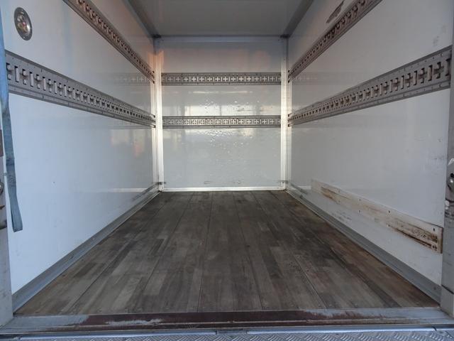 エルフトラック 　積載１．５ｔ　車両総重量５ｔ未満　スムーサーＥｘ　Ｐレンジ付き　ラッシングレール２段　荷室寸法　長３１１ｃｍ　幅１６５ｃｍ　高１９４ｃｍ　床面地上高８４ｃｍ　ディーゼルターボ（18枚目）