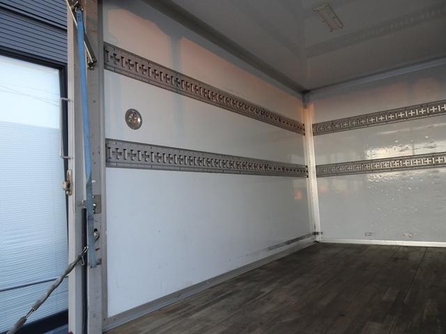 エルフトラック 　積載１．５ｔ　車両総重量５ｔ未満　スムーサーＥｘ　Ｐレンジ付き　ラッシングレール２段　荷室寸法　長３１１ｃｍ　幅１６５ｃｍ　高１９４ｃｍ　床面地上高８４ｃｍ　ディーゼルターボ（19枚目）