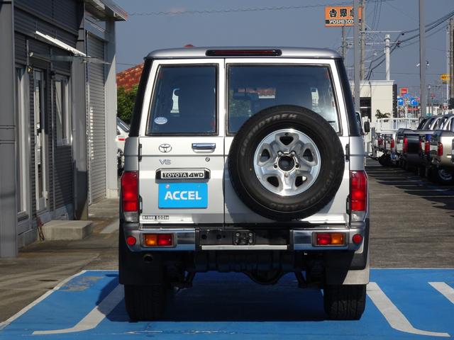 ランドクルーザー７０ バン　ＧＲＪ７６Ｋ　オプション前後デフロック　ブラッドレーＶアルミ　５ＭＴ　１ＧＲエンジン　４ＷＤ　再販ランクル７０　ランクル７６　１ナンバー　ボディカラー／シルバーメタリック１Ｆ７（8枚目）