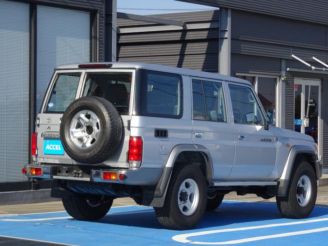 ランドクルーザー７０ バン　ＧＲＪ７６Ｋ　オプション前後デフロック　ブラッドレーＶアルミ　５ＭＴ　１ＧＲエンジン　４ＷＤ　再販ランクル７０　ランクル７６　１ナンバー　ボディカラー／シルバーメタリック１Ｆ７（9枚目）