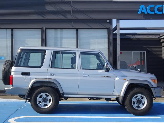 ランドクルーザー７０ バン　ＧＲＪ７６Ｋ　オプション前後デフロック　ブラッドレーＶアルミ　５ＭＴ　１ＧＲエンジン　４ＷＤ　再販ランクル７０　ランクル７６　１ナンバー　ボディカラー／シルバーメタリック１Ｆ７（10枚目）