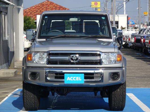 ランドクルーザー７０ バン　ＧＲＪ７６Ｋ　オプション前後デフロック　ブラッドレーＶアルミ　５ＭＴ　１ＧＲエンジン　４ＷＤ　再販ランクル７０　ランクル７６　１ナンバー　ボディカラー／シルバーメタリック１Ｆ７（12枚目）