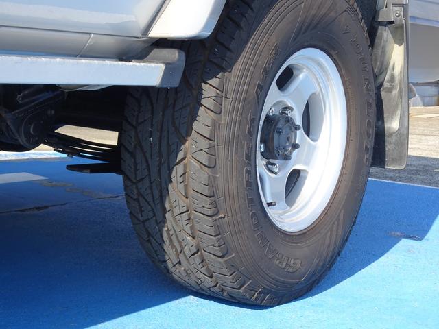 ランドクルーザー７０ バン　ＧＲＪ７６Ｋ　オプション前後デフロック　ブラッドレーＶアルミ　５ＭＴ　１ＧＲエンジン　４ＷＤ　再販ランクル７０　ランクル７６　１ナンバー　ボディカラー／シルバーメタリック１Ｆ７（18枚目）