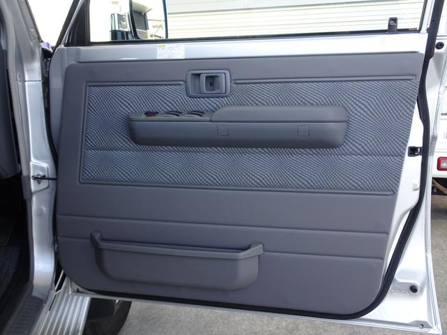 ランドクルーザー７０ バン　ＧＲＪ７６Ｋ　オプション前後デフロック　ブラッドレーＶアルミ　５ＭＴ　１ＧＲエンジン　４ＷＤ　再販ランクル７０　ランクル７６　１ナンバー　ボディカラー／シルバーメタリック１Ｆ７（45枚目）