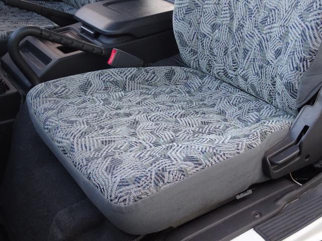 デリカスターワゴン アクティブワールド　ウインタースペシャル　Ｐ３５Ｗ　５ＭＴ　４ＷＤ　８人乗り　ベンチシート　３ナンバー　ディーゼルターボ　４Ｄ５６エンジン　寒冷地仕様車　グリルガード／フォグランプ／カーテン　ダブルエアコン　スターワゴン　デリカ（45枚目）