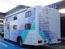フォワード 　キャンピング車登録　８ナンバー　ウォークスルー　スムーサーシフト　２ＷＤ　ガソリン発電機２台搭載　４点アウトリガー　ソファーベット付き　ＮＯｘ・ＰＭ適合　実走行　キャンピングカー　ＧＶＷ８ｔ未満（8枚目）
