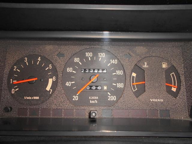 ２４０ワゴン ２４０ＧＬワゴン　黒革シート　左右シートヒーター　ＥＴＣ　黒革シート　左右シートヒーター　ナルディウッドステアリング　ＥＴＣ　ヒーターバルブコック改造済み　エアコンＲ１３４Ａ交換済み　タイミングベルト交換済み　ＨＩＤヘッドライト　純正１６インチアルミ　ＵＳＢ（18枚目）