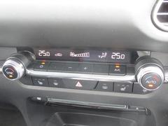 左右独立フルオートエアコンがドライブ中の車内を快適に保ちます。 7