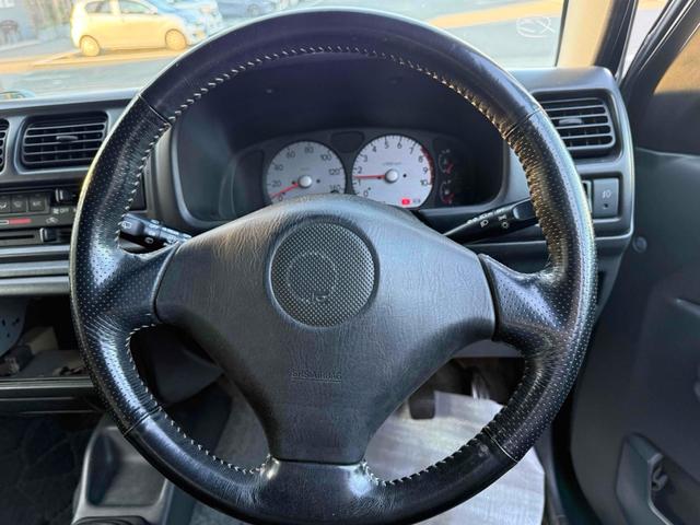 ジムニー ランドベンチャー　４ＷＤ　キーレスエントリー　電動格納ミラー　ＭＴ　ＡＢＳ　アルミホイール　衝突安全ボディ　エアコン　パワーウィンドウ（3枚目）