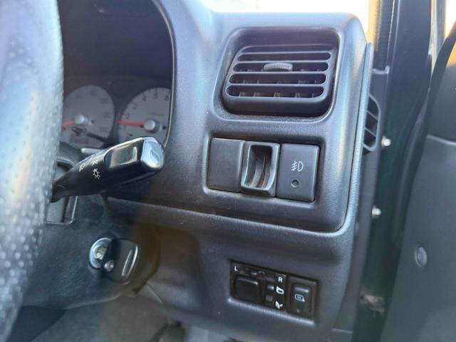 ジムニー ランドベンチャー　４ＷＤ　キーレスエントリー　電動格納ミラー　ＭＴ　ＡＢＳ　アルミホイール　衝突安全ボディ　エアコン　パワーウィンドウ（4枚目）