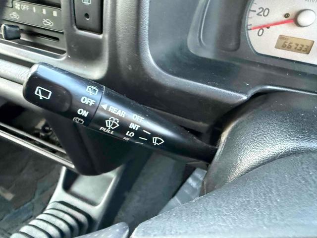 ジムニー ランドベンチャー　４ＷＤ　キーレスエントリー　電動格納ミラー　ＭＴ　ＡＢＳ　アルミホイール　衝突安全ボディ　エアコン　パワーウィンドウ（6枚目）