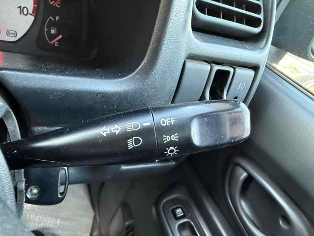 ジムニー ランドベンチャー　４ＷＤ　キーレスエントリー　電動格納ミラー　ＭＴ　ＡＢＳ　アルミホイール　衝突安全ボディ　エアコン　パワーウィンドウ（7枚目）