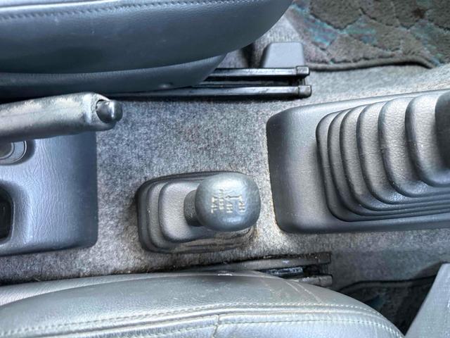 ジムニー ランドベンチャー　４ＷＤ　キーレスエントリー　電動格納ミラー　ＭＴ　ＡＢＳ　アルミホイール　衝突安全ボディ　エアコン　パワーウィンドウ（9枚目）