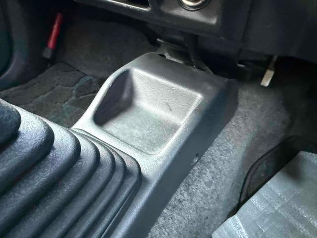 ジムニー ランドベンチャー　４ＷＤ　キーレスエントリー　電動格納ミラー　ＭＴ　ＡＢＳ　アルミホイール　衝突安全ボディ　エアコン　パワーウィンドウ（10枚目）