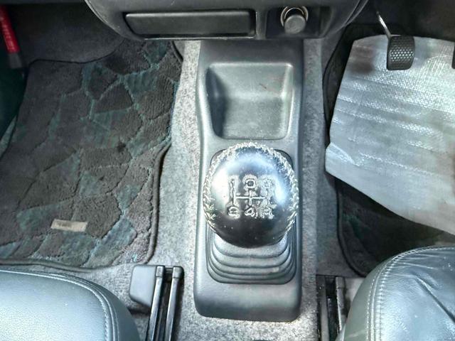 ジムニー ランドベンチャー　４ＷＤ　キーレスエントリー　電動格納ミラー　ＭＴ　ＡＢＳ　アルミホイール　衝突安全ボディ　エアコン　パワーウィンドウ（11枚目）