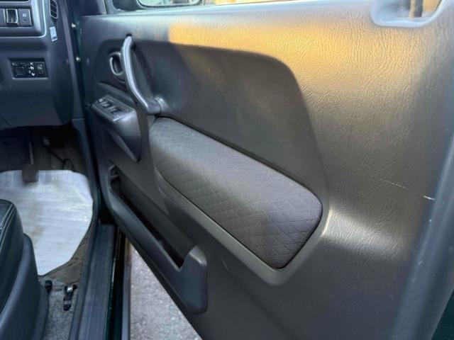 ジムニー ランドベンチャー　４ＷＤ　キーレスエントリー　電動格納ミラー　ＭＴ　ＡＢＳ　アルミホイール　衝突安全ボディ　エアコン　パワーウィンドウ（25枚目）