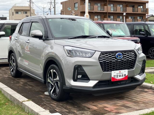 ロッキー プレミアムG HEV 17インチアルミホイール UVIRカット遮音ガラス フルLEDヘッドランプ キーフリーシステム 革巻きステアリングホイール 本革シフトノブ アクティブマルチインフォメーションメーター(7枚目)