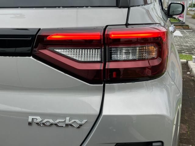 ロッキー プレミアムG HEV 17インチアルミホイール UVIRカット遮音ガラス フルLEDヘッドランプ キーフリーシステム 革巻きステアリングホイール 本革シフトノブ アクティブマルチインフォメーションメーター(39枚目)