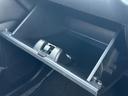 助手席側にはグローブボックスが装備され車検証等が入ります
